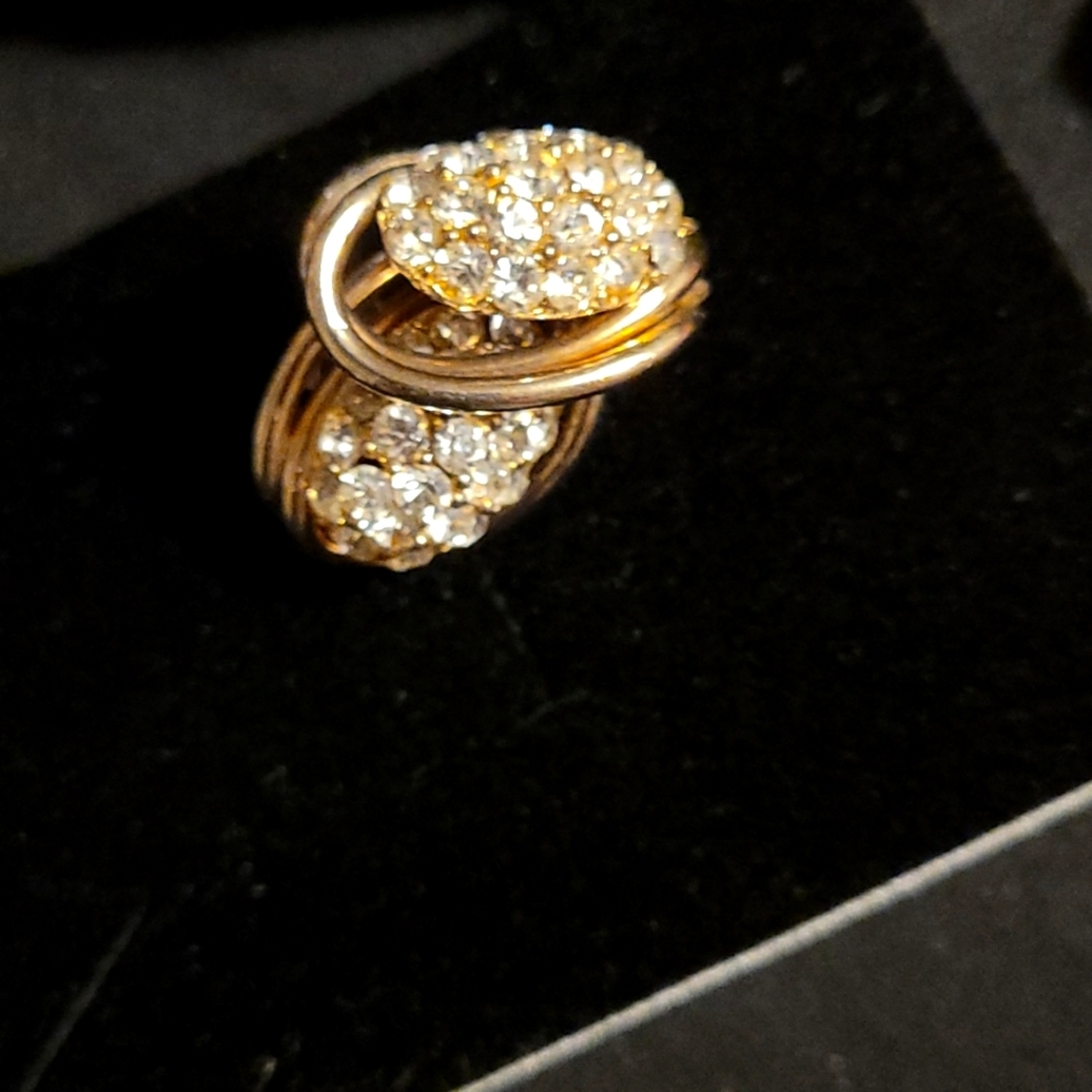 Gorgeous Vintage Gold Toned Clip On Earrings